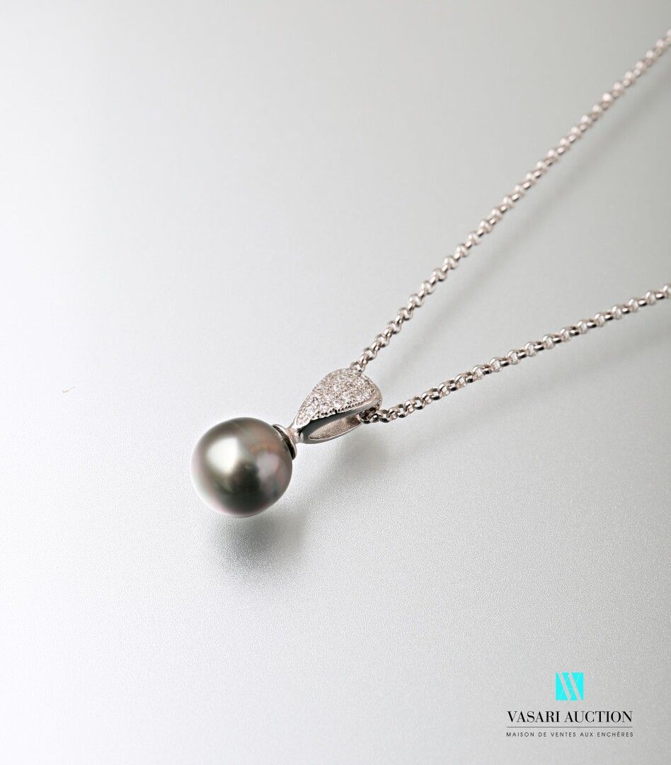 Null 银链上有一个吊坠，吊坠上装饰着一颗9.5毫米的大溪地珍珠，边框上装饰着氧化锆。

毛重：5.25克 - 长度：40厘米