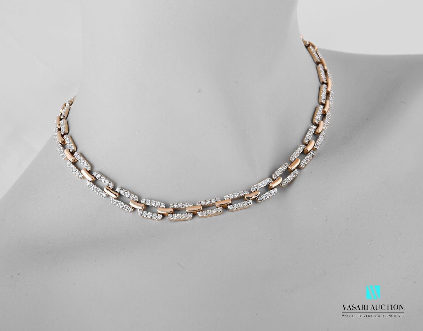 Null 由铺有钻石的白金长方形链节和抛光的玫瑰金链节交替组成的75千分之一黄金灵活项链。

毛重：59,7 g 长度：37 cm。