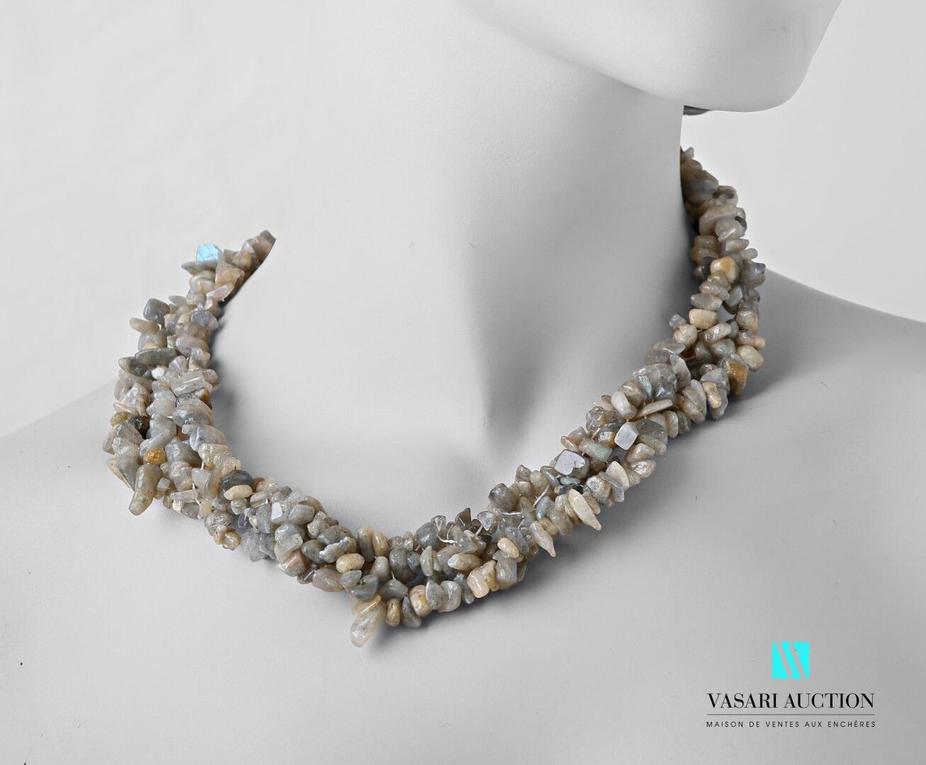 Null Necklace twisted decorated with labradorite pastilles

Length : 44 cm
