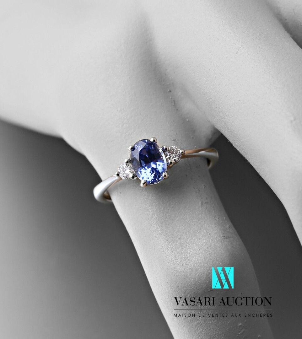 Null 750千分之一的白金戒指，镶有一颗约1.10克拉的椭圆形蓝宝石，由两颗现代钻石支撑。

毛重：2.54克 - 手指尺寸：53.5