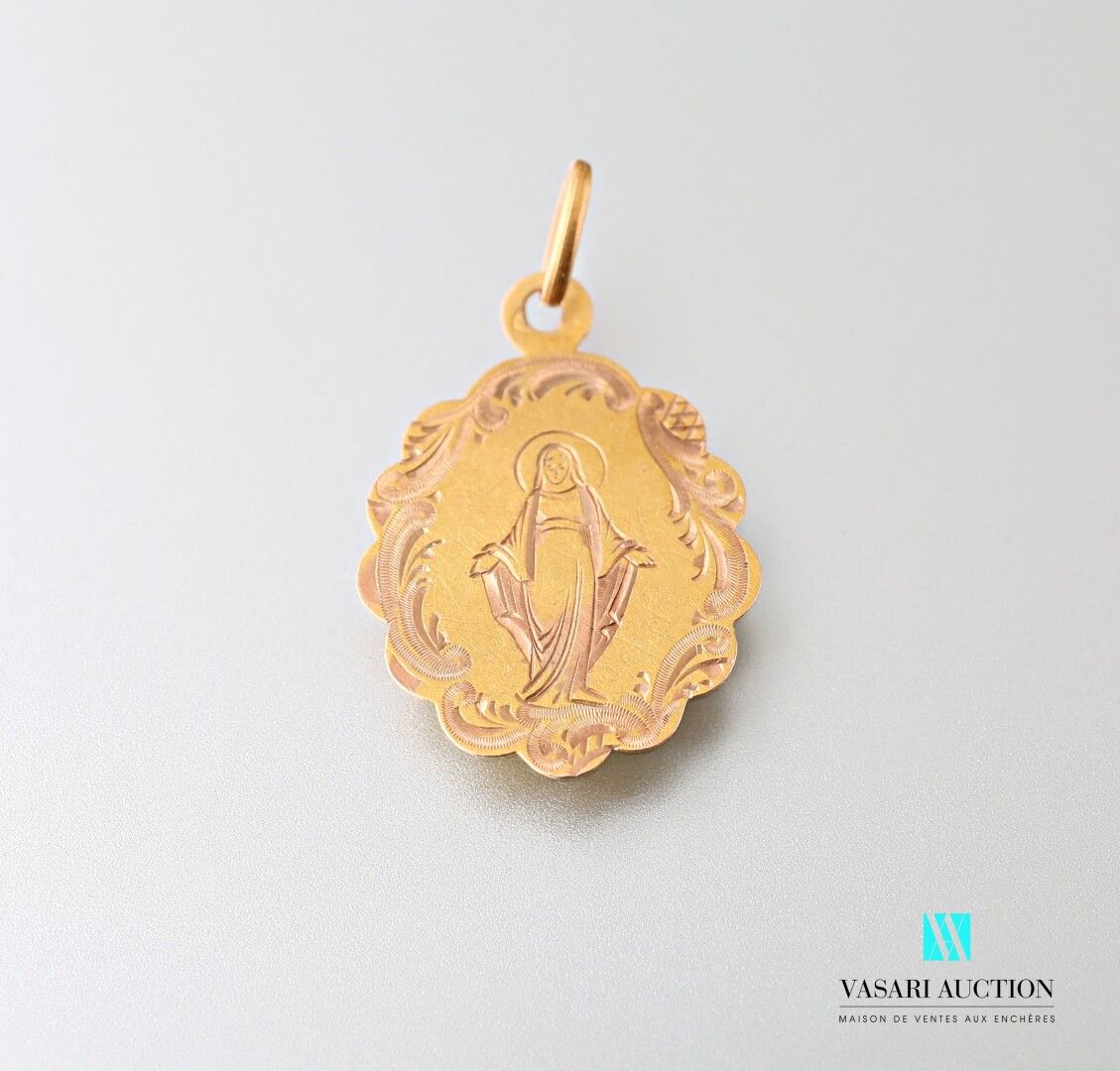 Null Ovale Medaille in Gold 750 Tausendstel mit ziseliertem Motiv der Jungfrau M&hellip;