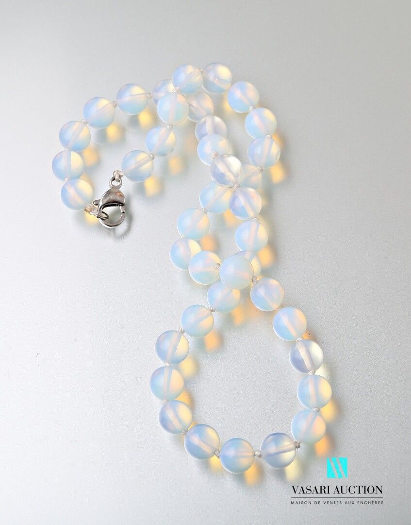 Null Necklace of opaline pearls of 11 mm, the clasp snap hook in metal.

Length &hellip;