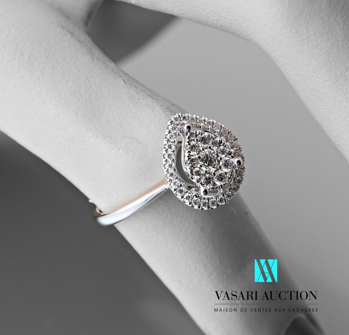 Null 镂空梨形戒指，白金75千分之一，镶嵌现代切割钻石，总重约0.35克拉。

毛重：2.68克 - 手指尺寸：50