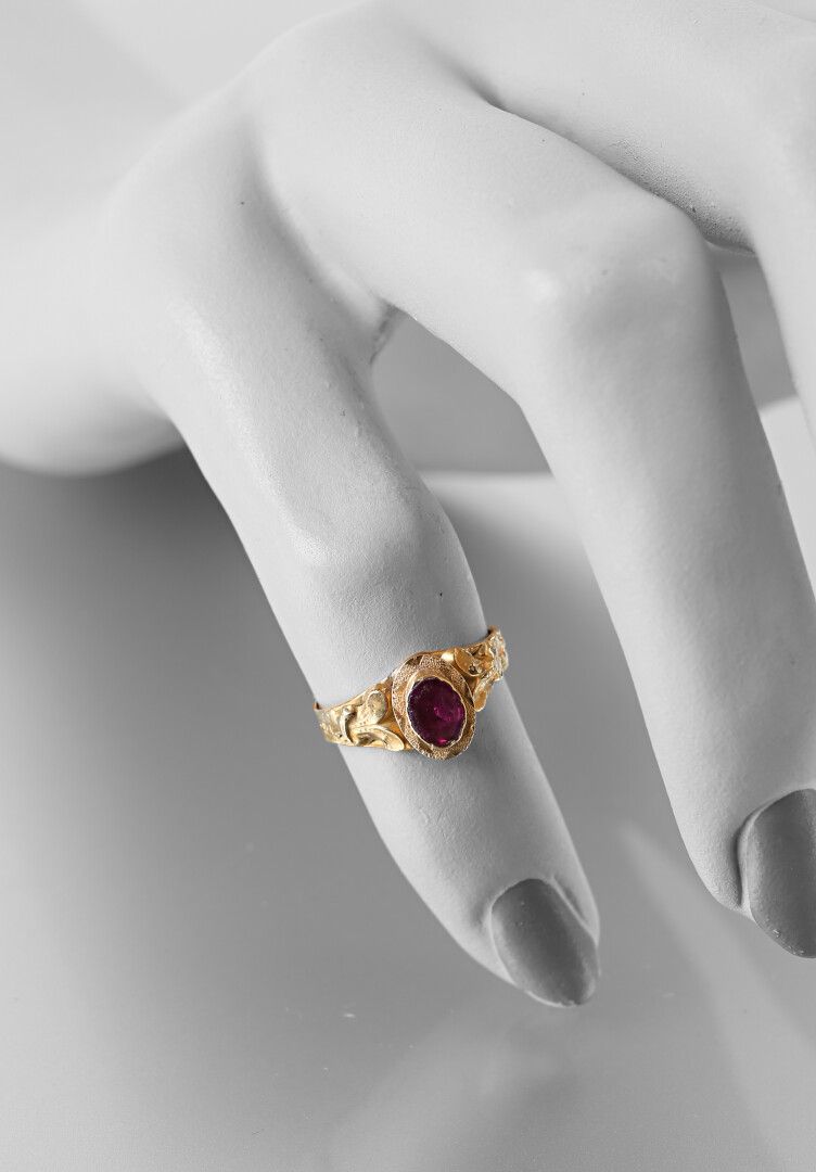 Null 拿破仑三世戒指，黄金750千分之一，镶有罗丹石榴石的椭圆形，肩部有树叶图案 0.7克，尺寸44。

石头要重新打磨，戒指上有一个小的修复。