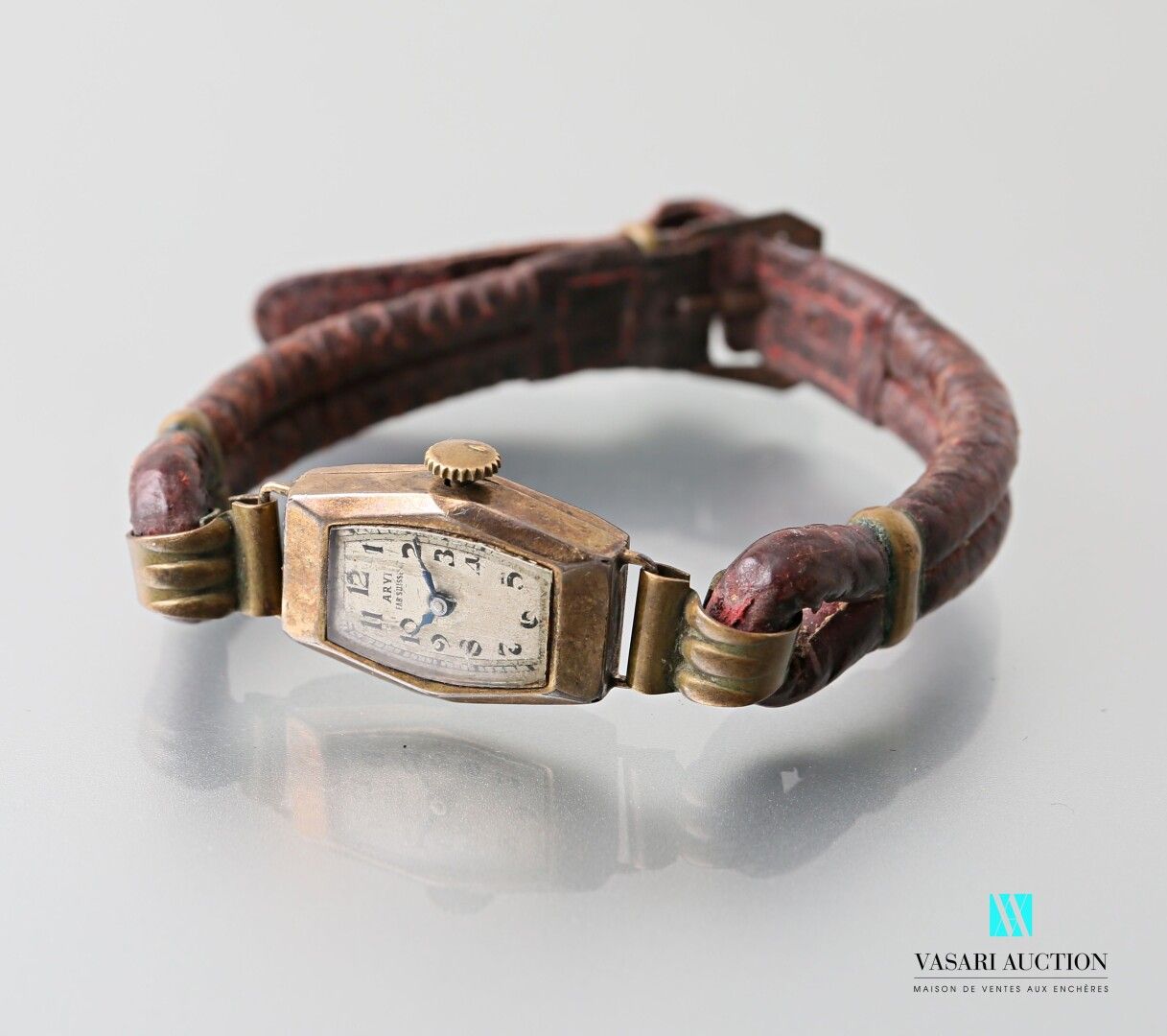 Null Montre bracelet de dame Art Déco en argent et or, le boîtier de forme tonne&hellip;
