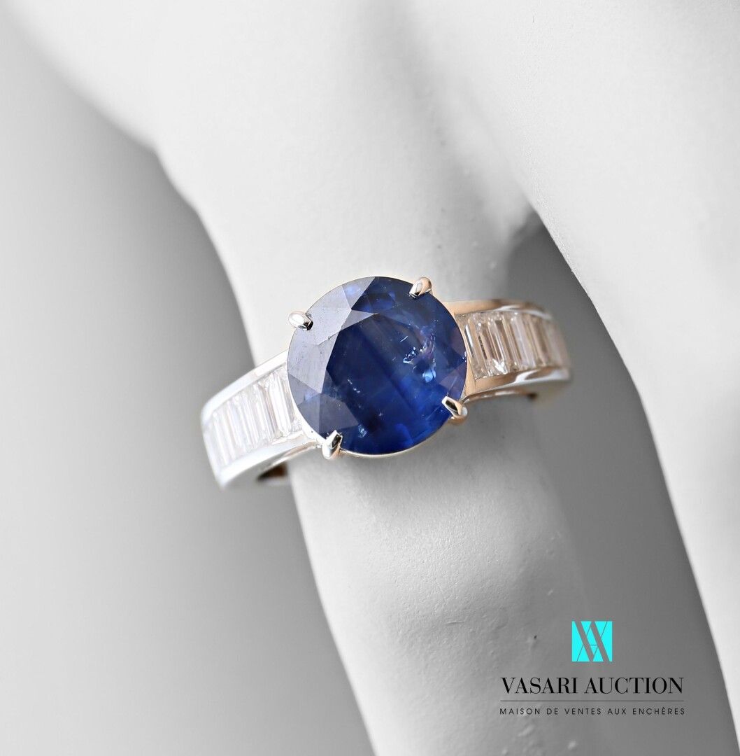 Null 750千分之一白金戒指，装饰有3.85克拉的圆形蓝宝石和18颗方形钻石。

巴黎GEM证书编号：20161972589-4

毛重：6.75克 - 手&hellip;
