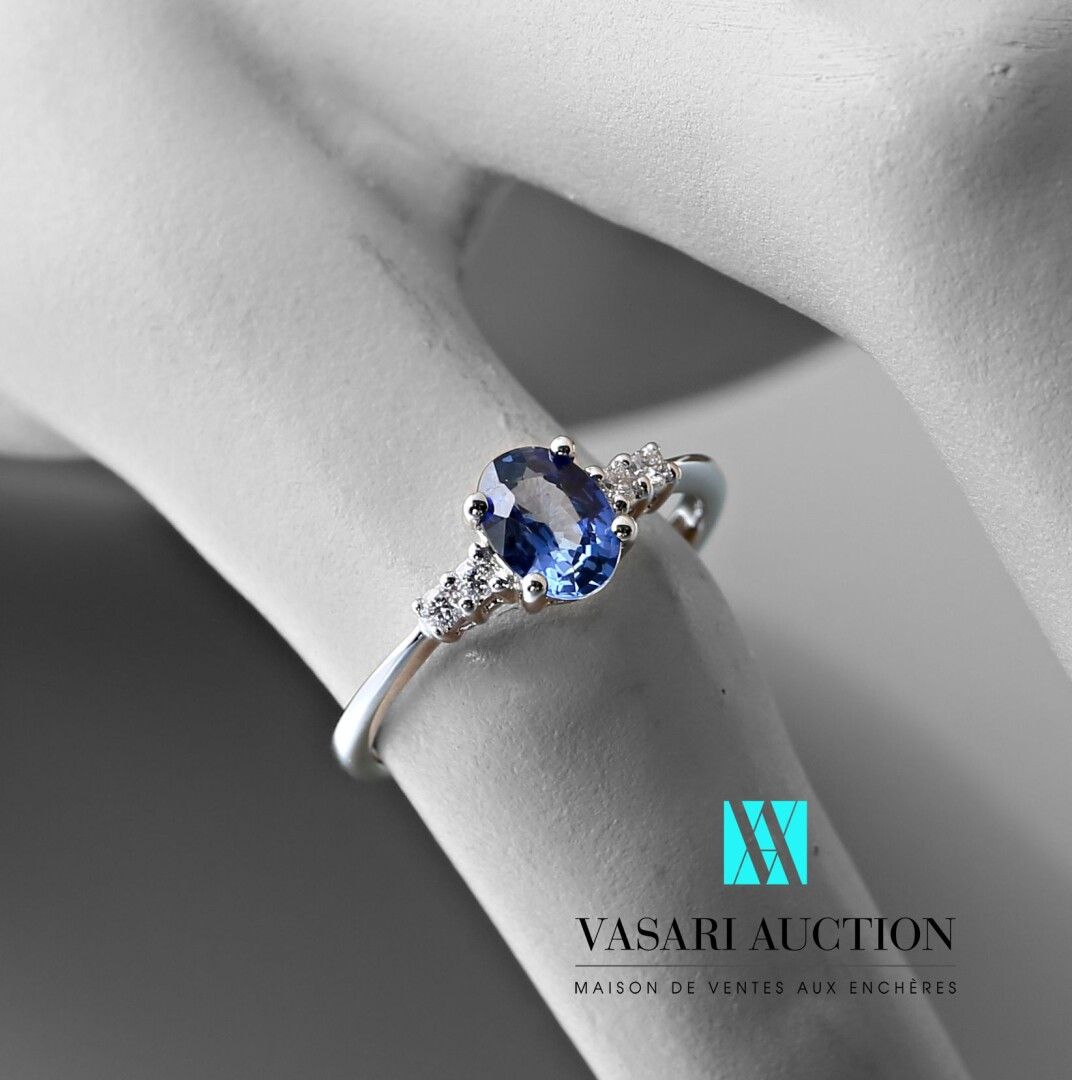 Null 75万白金戒指，中央镶嵌一颗约0.85克拉的椭圆形蓝宝石，由四颗现代大小的小钻石支撑。

毛重：2.48克 - 手指尺寸：54