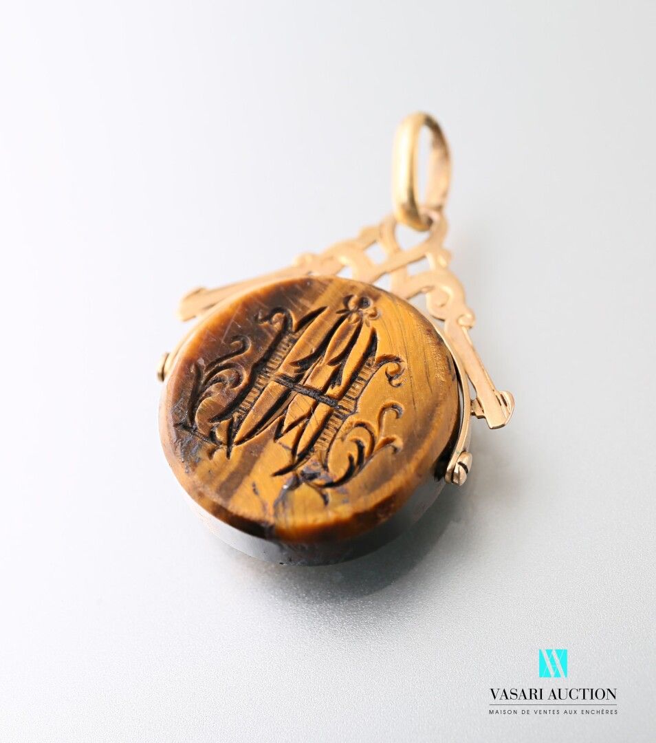 Null Pendant set with a tiger's eye quartz intaglio engraved on one side with th&hellip;