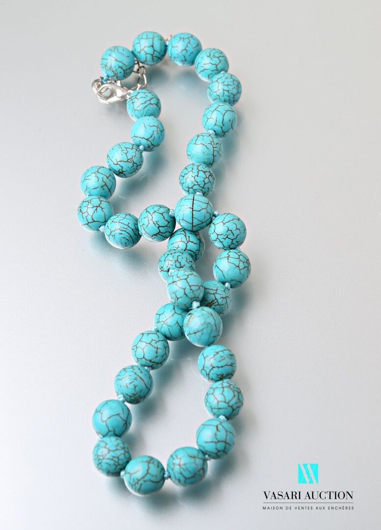 Null Collier en perles d'howlite bleu turquoise, fermoir mousqueton en métal.

L&hellip;