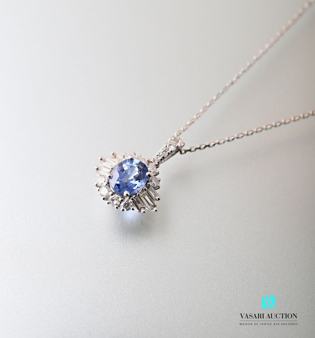 Null 75万分之一白金链条和吊坠，镶有一颗约0.75克拉的椭圆形蓝宝石，周围是现代和长方形钻石。

毛重：2.29克 - 链长：45厘米
