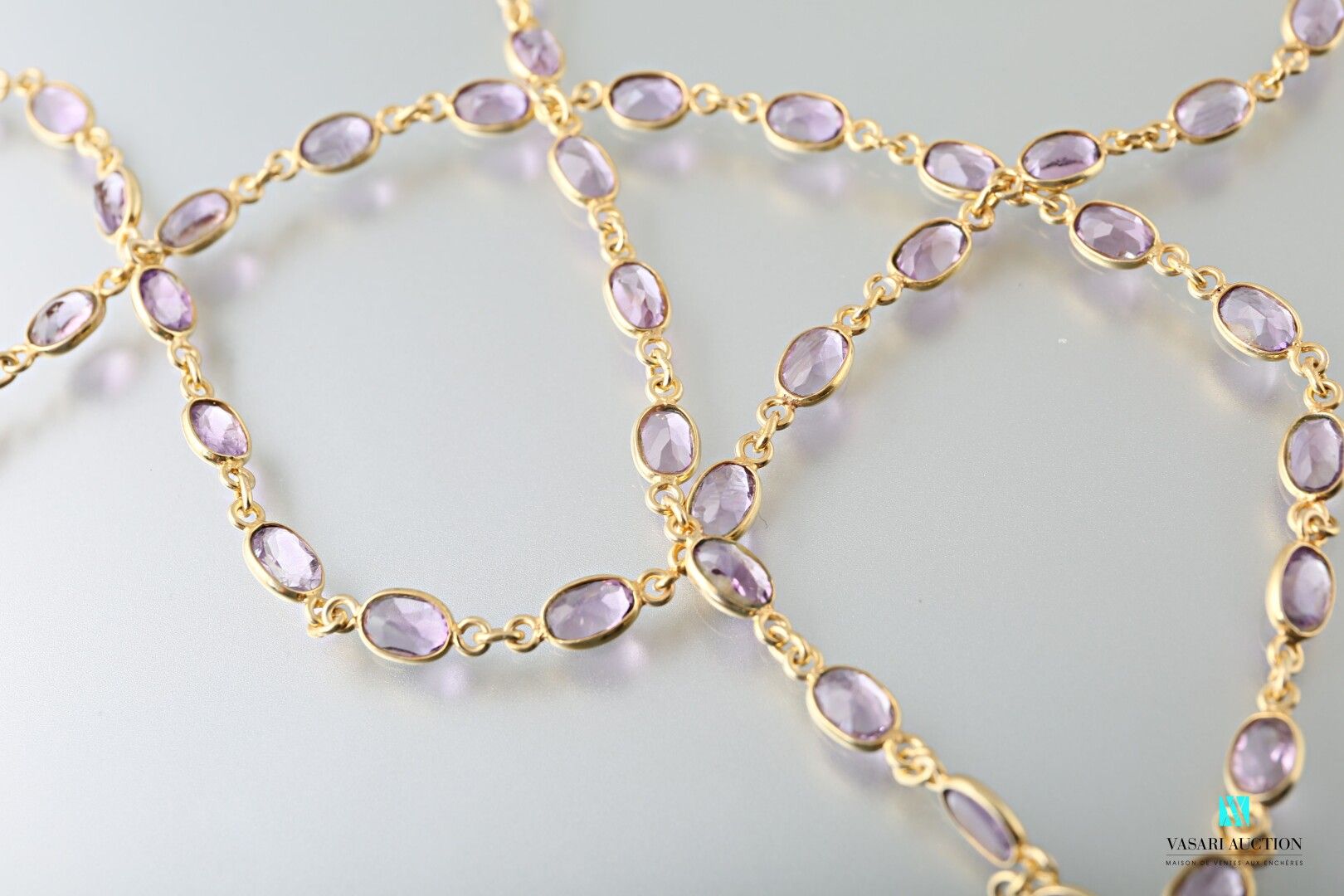 Null 圆形和椭圆形交替排列的青铜项链，椭圆形上镶嵌着紫晶石

毛重：19.8克 长度：76厘米。