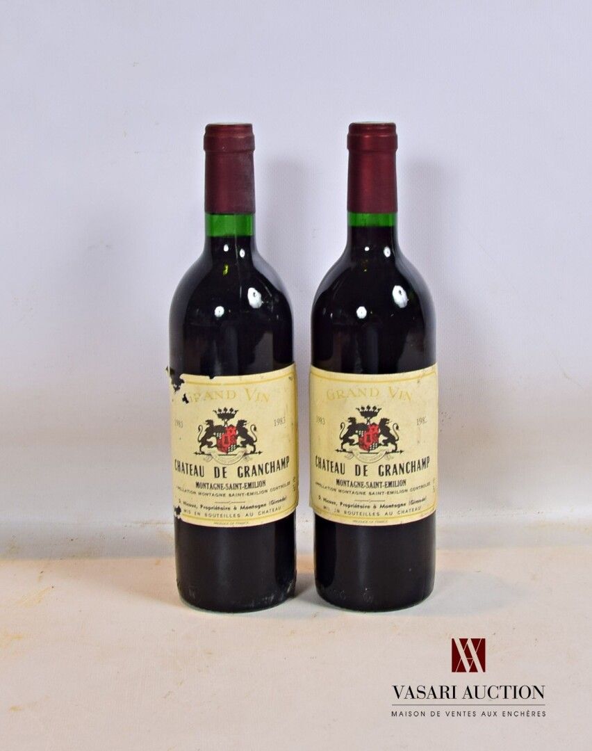 Null 2瓶GRANCHAMP Montagne St Emilion酒庄1983年葡萄酒

	褪色和染色（1个被撕裂）。N：1个中领，1个低领。