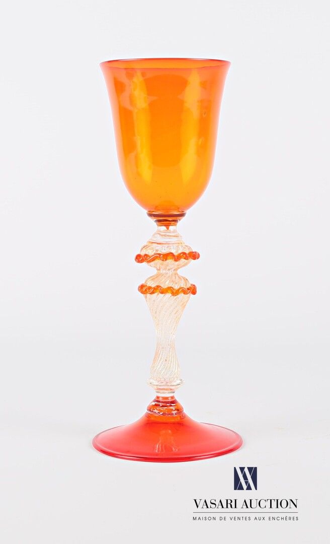 Null Verre à pied en verre soufflé teinté orange, le gobelet évasé repose sur un&hellip;
