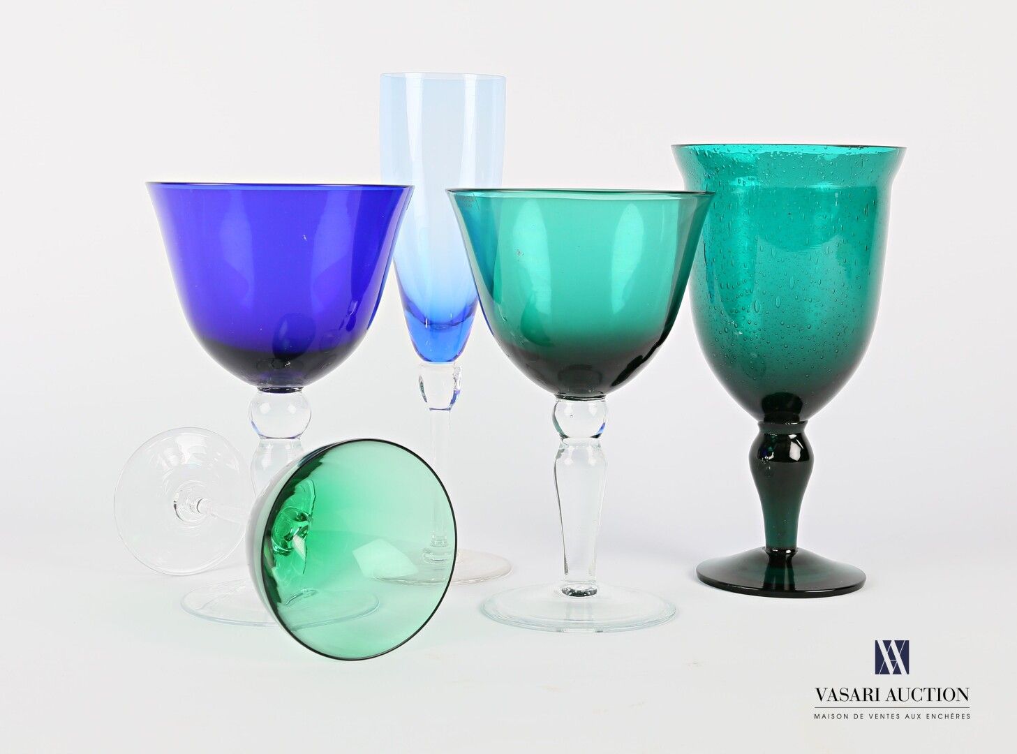 Null Ensemble de cinq verres en verre teinté vert et bleu comprenant un verre à &hellip;