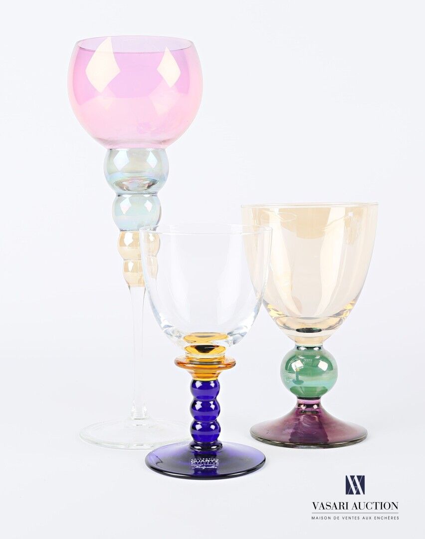 Null Lot de trois verres en verre comprenant un verre à pied légèrement irisé et&hellip;