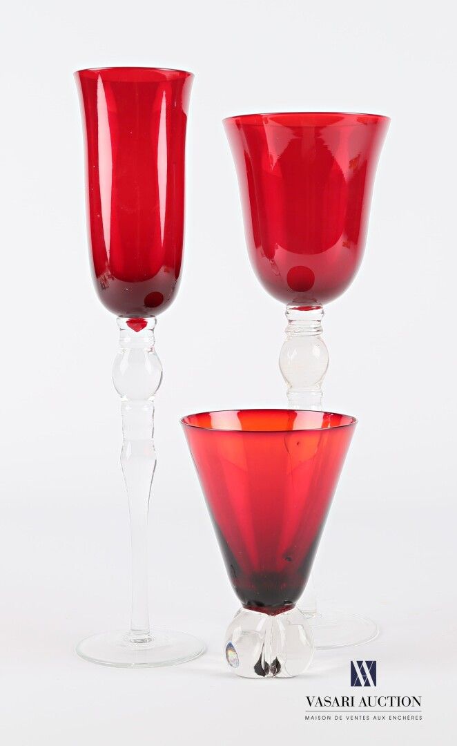 Null 一套三个吹制的玻璃杯，染成红色的高脚杯包括一个葡萄酒杯和一个香槟酒杯，其上部的栏杆腿（高度：28至30厘米）和一个水杯，圆锥形的高脚杯放在一个四叶的脚&hellip;