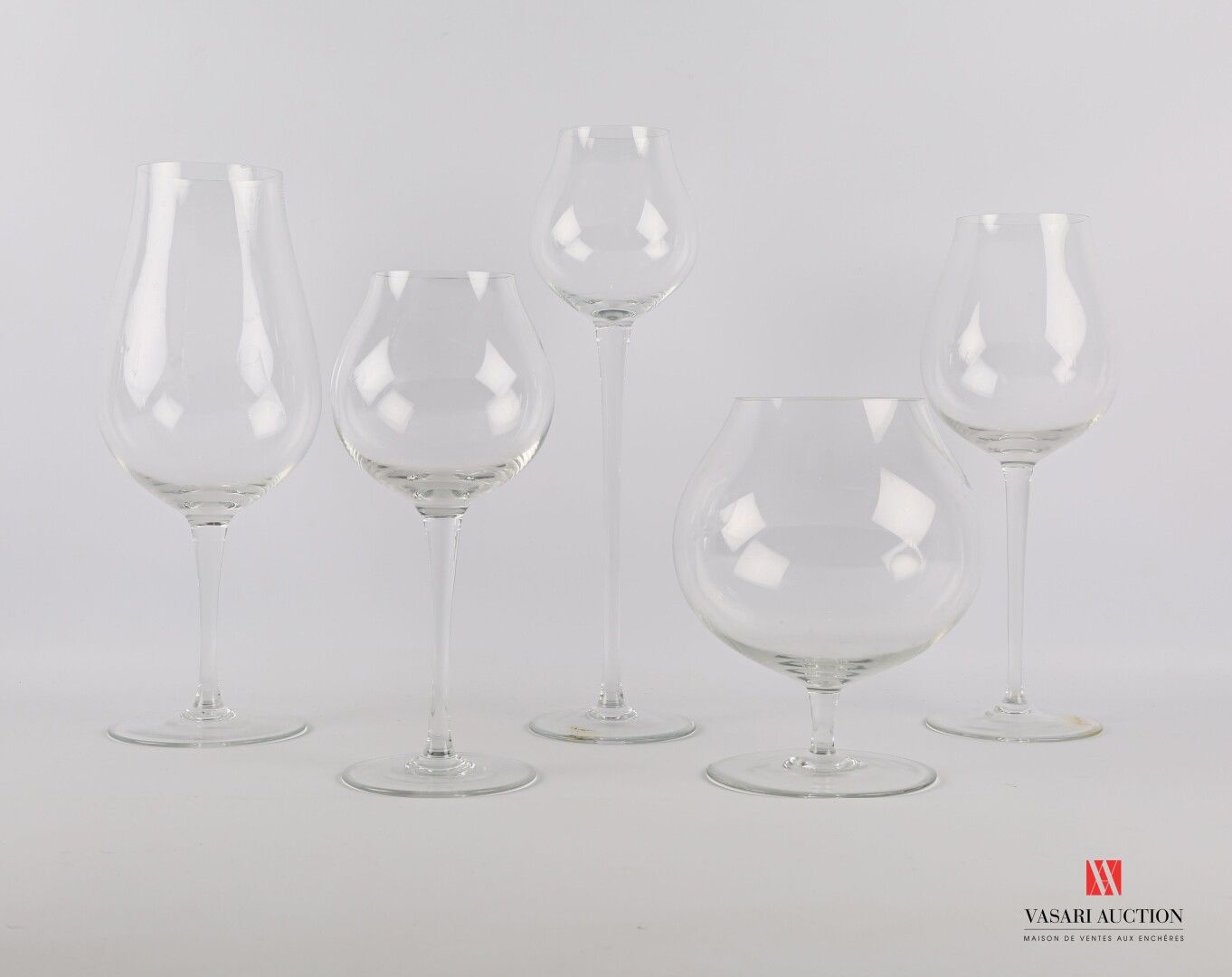Null Lot en verre cristallin comprenant cinq verres à pied d'exposition, les gob&hellip;