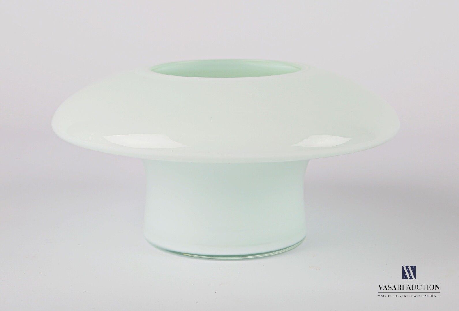 Null Vase en verre teinté Azur Brume de forme champignon.

Haut. : 9,5 cm - Diam&hellip;