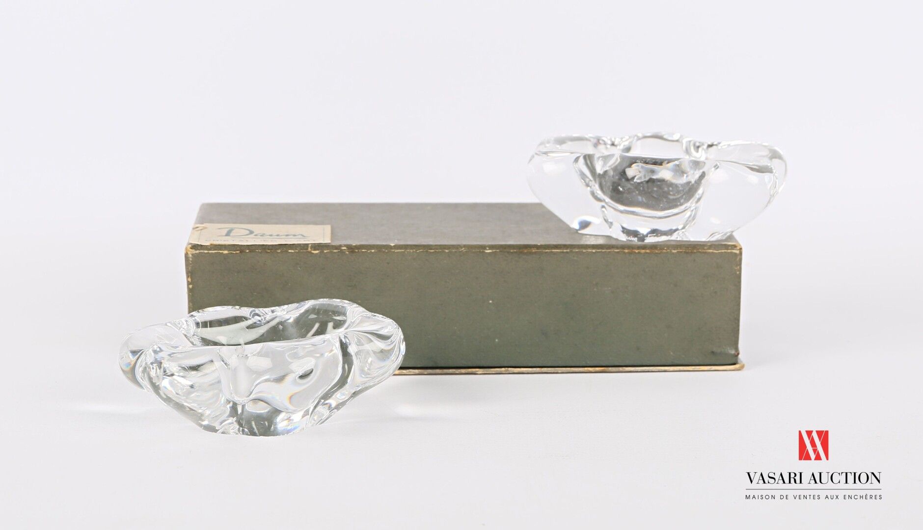 Null 法国DAUM公司

一对水晶沙拉碗，多边形的边缘

一个标记

在其原包装盒中

6,8 x 5,5 cm

(盒子有轻微破损，小的磨损)