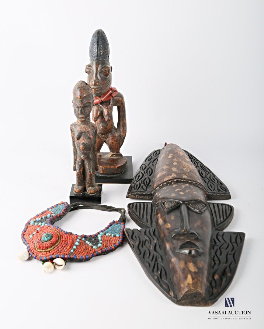 Null 尼日利亚 - 贝宁

两个木雕的站立妇女形象，其中一个带着玻璃珠的项链

方形截面底座

20世纪

(轻微磨损)

高度27.5和21厘米

包括一&hellip;