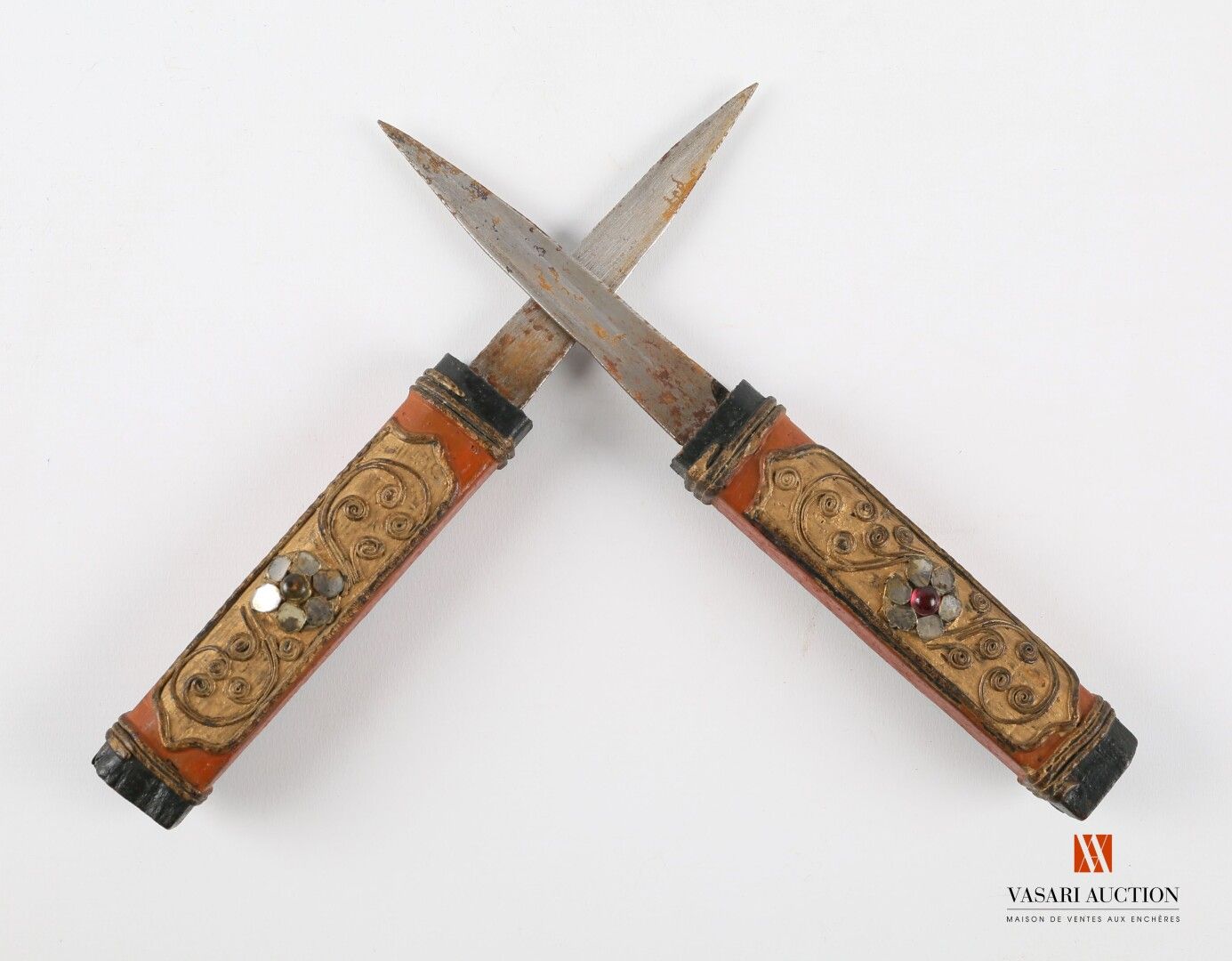 Null 双层匕首，木质手柄上雕刻有卷轴，并涂有凸圆形的玻璃花。

印度-波斯作品，20世纪

(刀片上的氧化和磨损)

闭合长度：22厘米