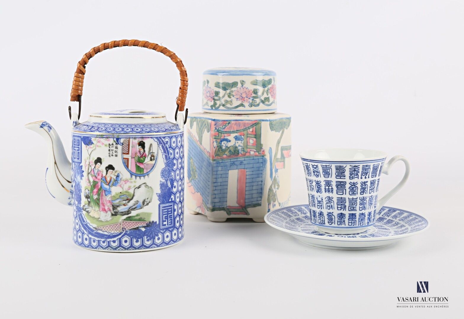 Null 中国

一件白瓷拍品，包括一个有盖茶壶，截顶的圆锥形，装饰着优雅的仕女，在花和几何图案的框架中，柳条把手，背面有标记（高：12厘米），一个杯子和它的碟&hellip;