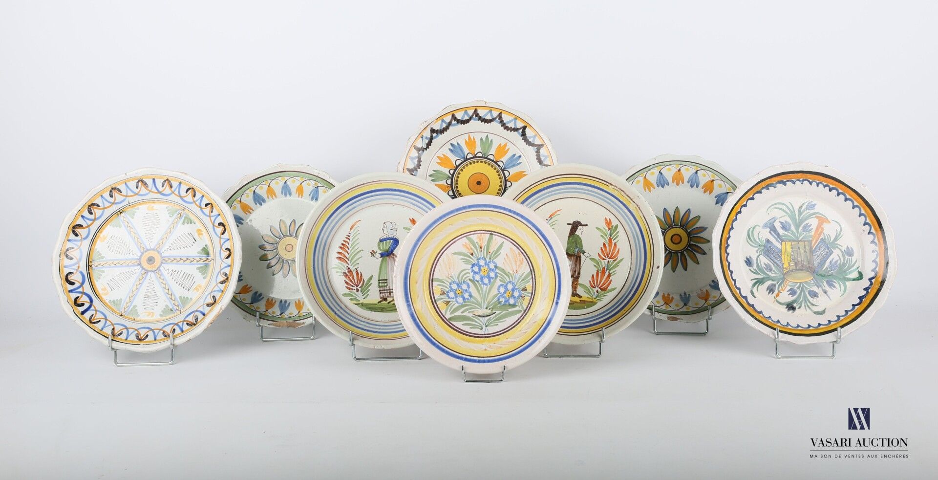 Null 一套8个陶器盘子，上面有多色装饰的花朵，花冠，鼓，小号和一对农民。

(缺口、裂缝和修复）。)

直径：22至24厘米