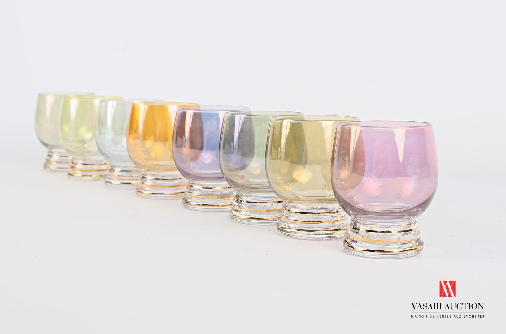Null 不同颜色和镀金边框的台座上的八只利口酒杯组合

高度：7厘米高度：7厘米