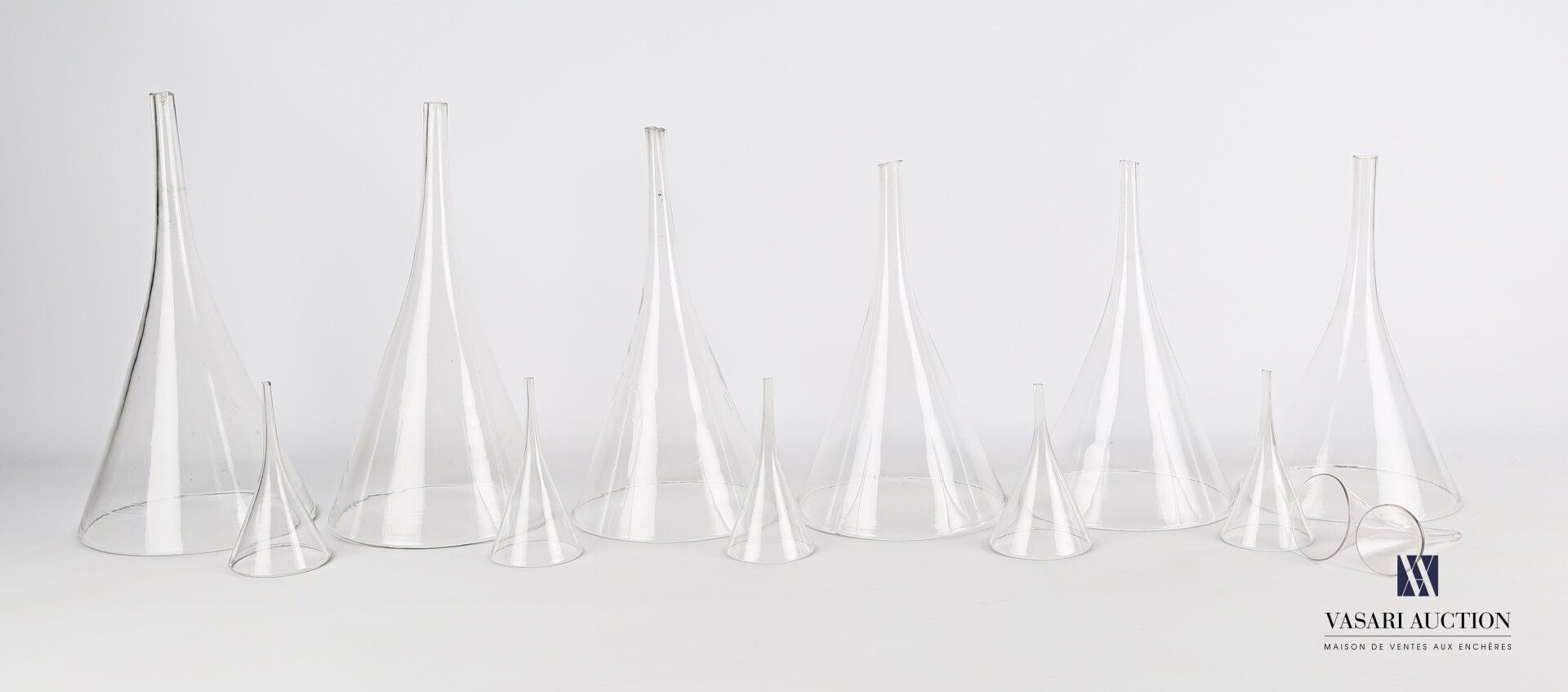 Null Lot de treize entonnoirs en verre 

(éclats)

Haut. : de 10,5 à 32 cm