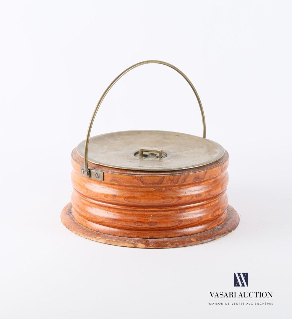 Null 亚洲

便携式圆形铜水炉，框架为翻转的木头，盖子上有一个螺丝帽。抓取的手柄

(磨损)

20世纪

手柄的高度：25厘米 - 直径：24厘米