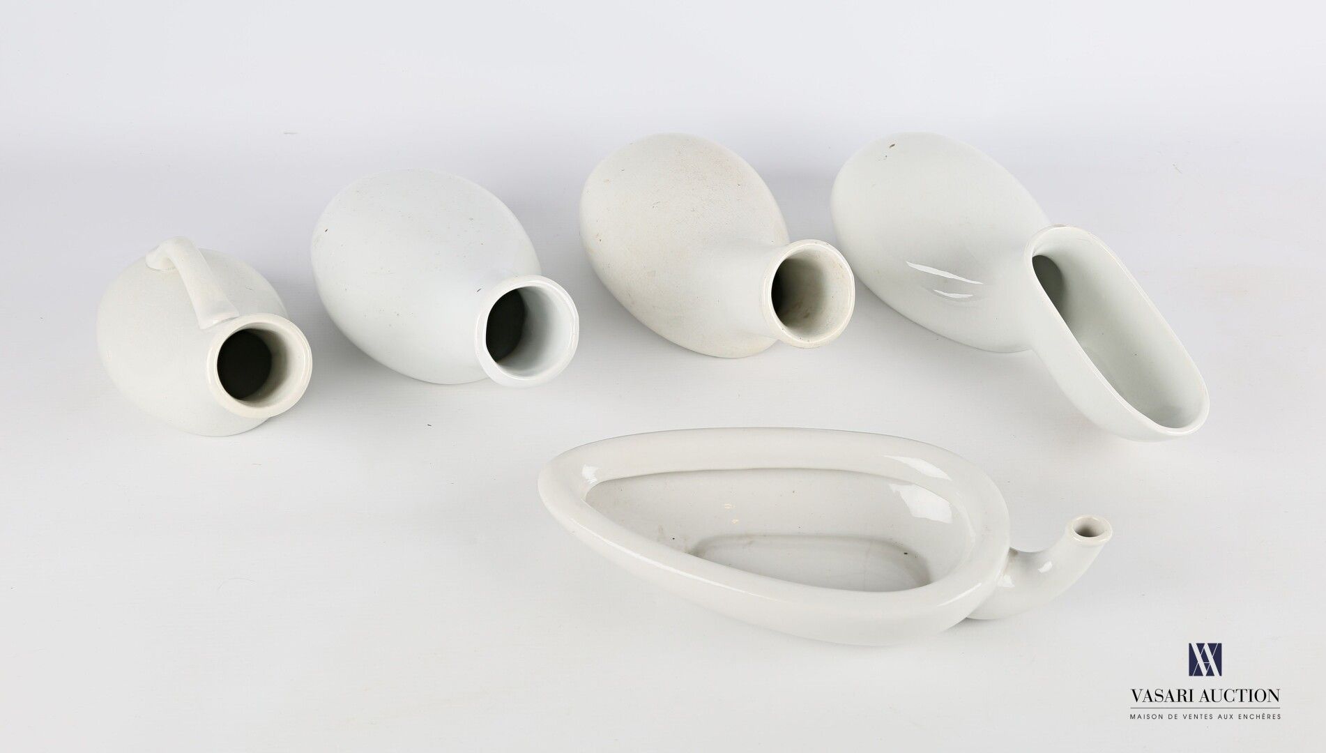 Null Lot of five white earthenware urinals.

(cracks)

Length : from 23 to 34 cm