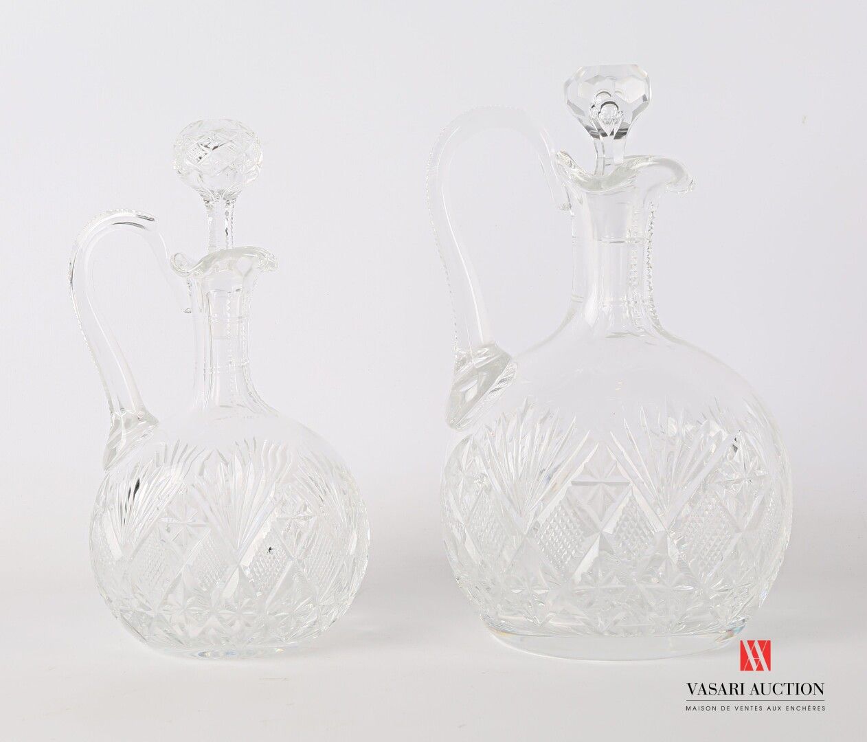 Null 圣卢斯

一套两个切割水晶酒壶，佛罗伦萨款，装饰有棕榈叶和钻石点。

背面有标记

高度：25和26.5厘米25和26.5厘米

(报告了一个塞子)