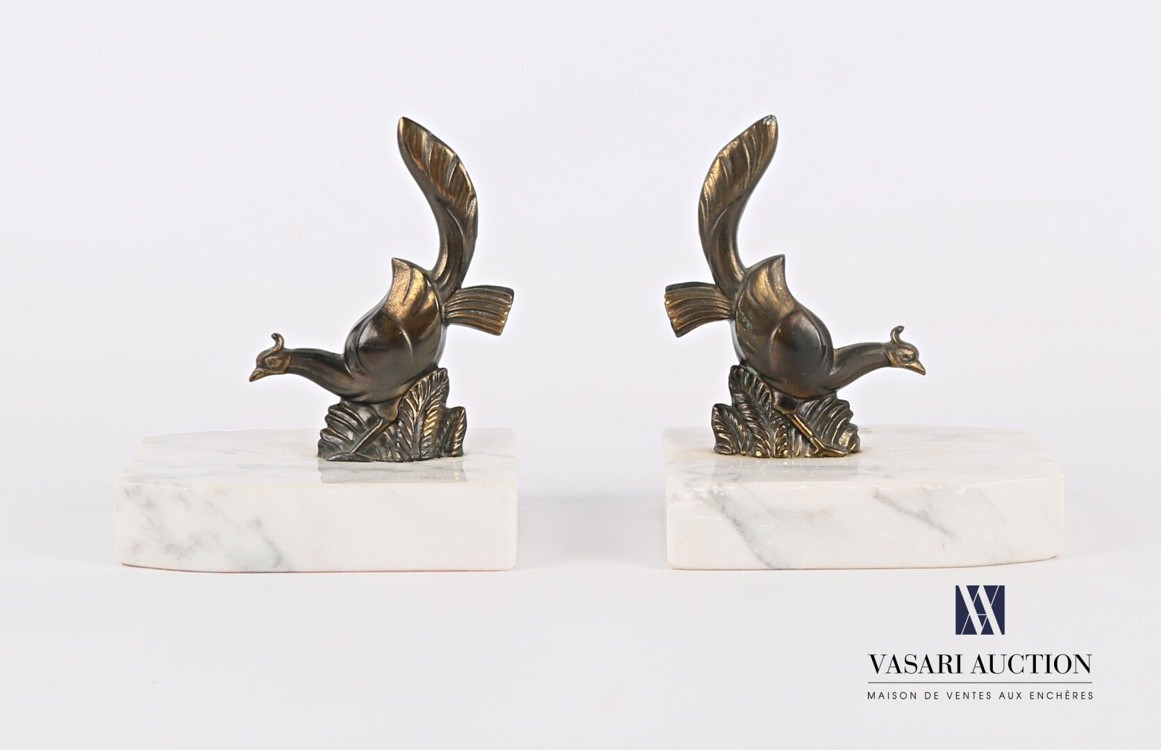 Null A pair of bookends featuring two pheasants in regula with a medallic patina&hellip;