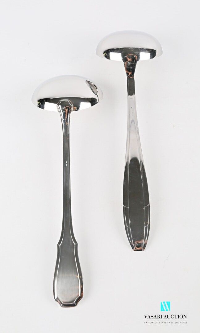 Null 一套两件不锈钢勺子，第一件装饰有阶梯状的图案，第二件有一个扇形的边缘，装饰有鱼鳞。