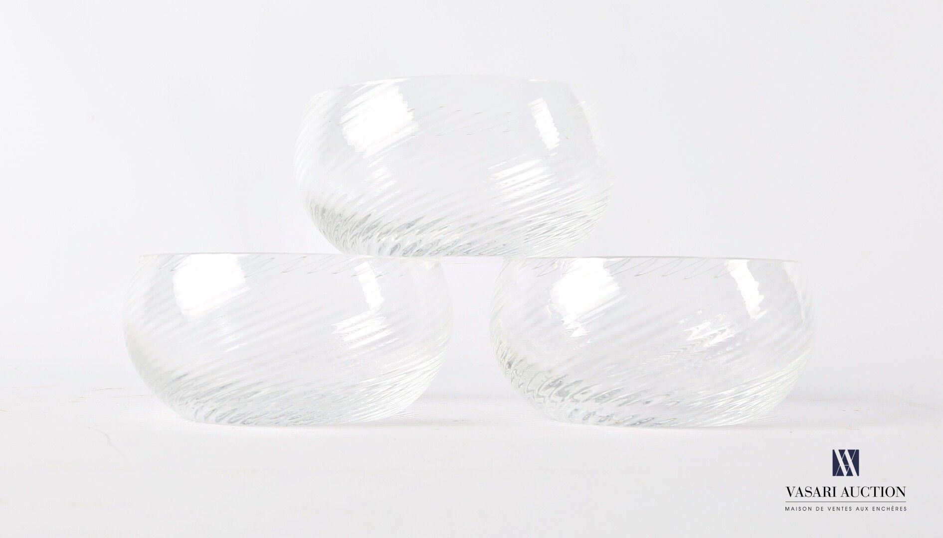 Null 一套三个半透明玻璃的卵形碗，碗身有轻微的螺旋条纹。

(轻微划痕，有一个缺口)

高度：6厘米6厘米 - 直径：10.5厘米