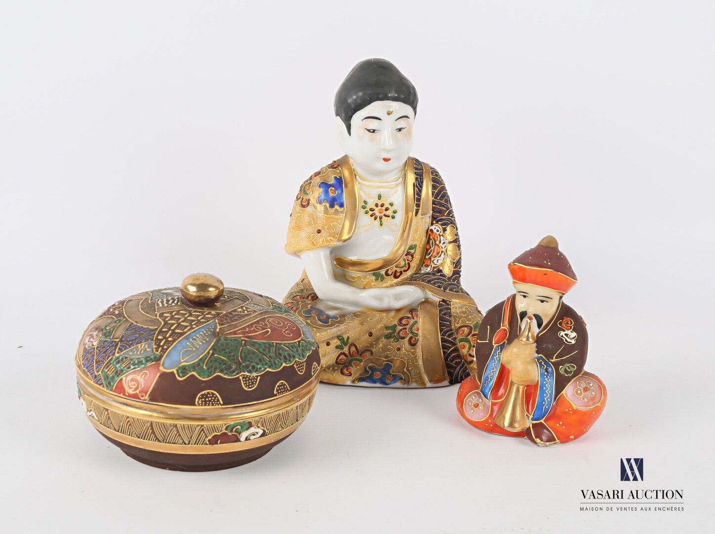 Null 亚洲

瓷器套装包括一个圆形萨摩瓷盒（直径：10厘米）-一个抽着烟斗的中国人（高度：10厘米）-一个穿着印度布的裁缝的智者（高度：16厘米）。

20&hellip;