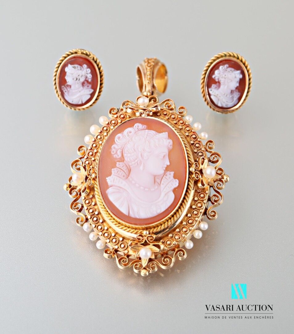Null A yellow gold oval brooch-pendant centered on an agate cameo with a feminin&hellip;