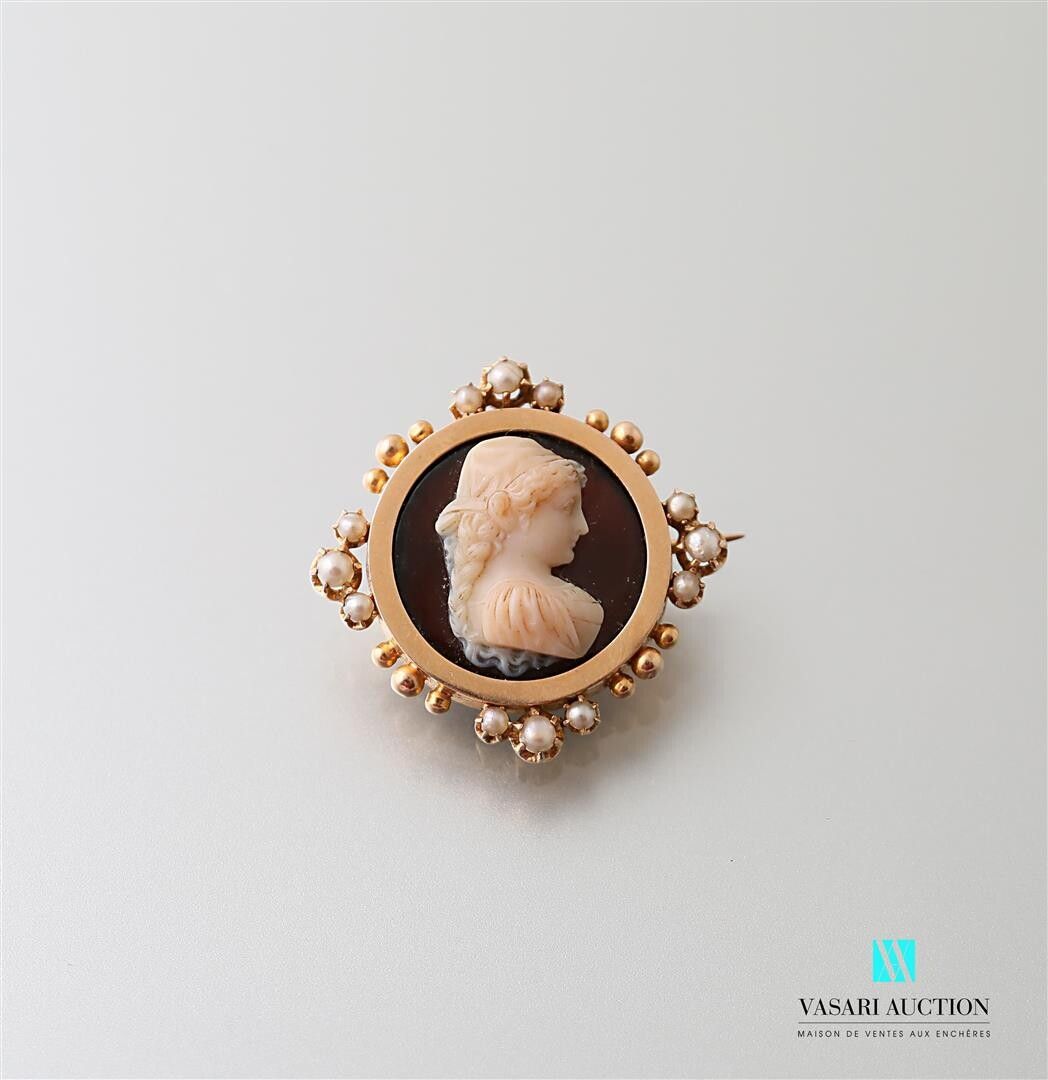 Null 粉红金胸针750千分之一，装饰有玛瑙上的浮雕，表现一位年轻女子的半身像，头发扎成辫子，镶嵌物周围有珍珠，与球交替。

毛重5.81克 - 直径3厘米