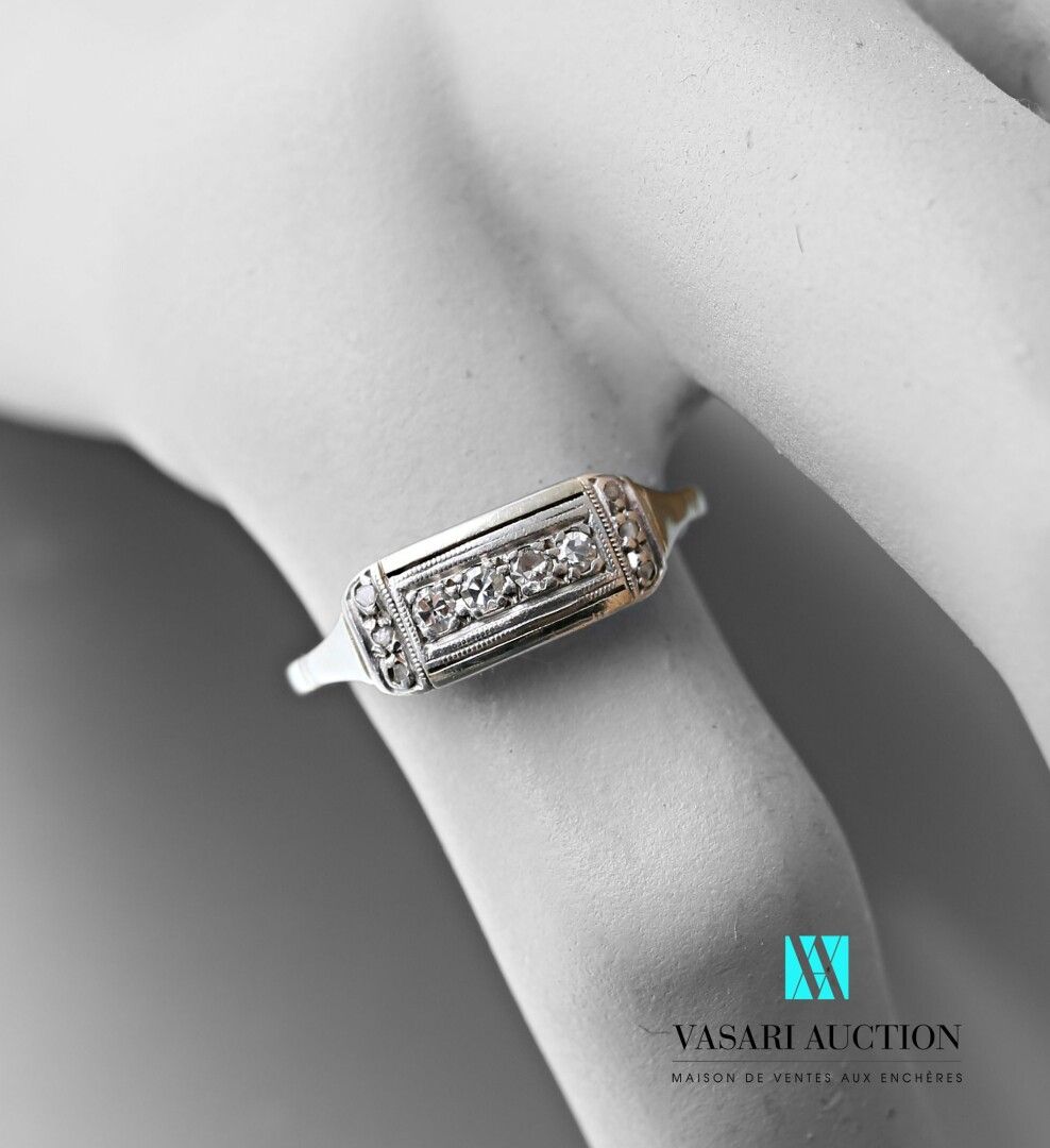 Null 75万白金装饰艺术戒指，镶嵌一排四颗简化切割钻石和小型玫瑰切割钻石

毛重：1.6克。