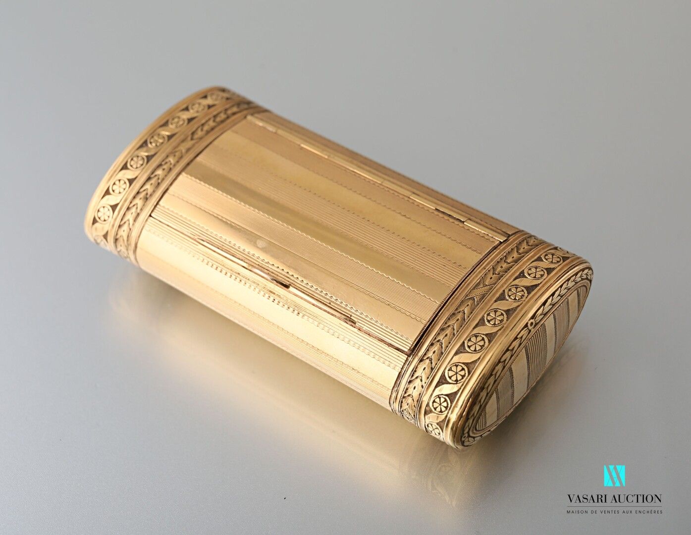 Null Snuffbox in yellow gold 750 thousandths, grooved decoration, framing of fol&hellip;