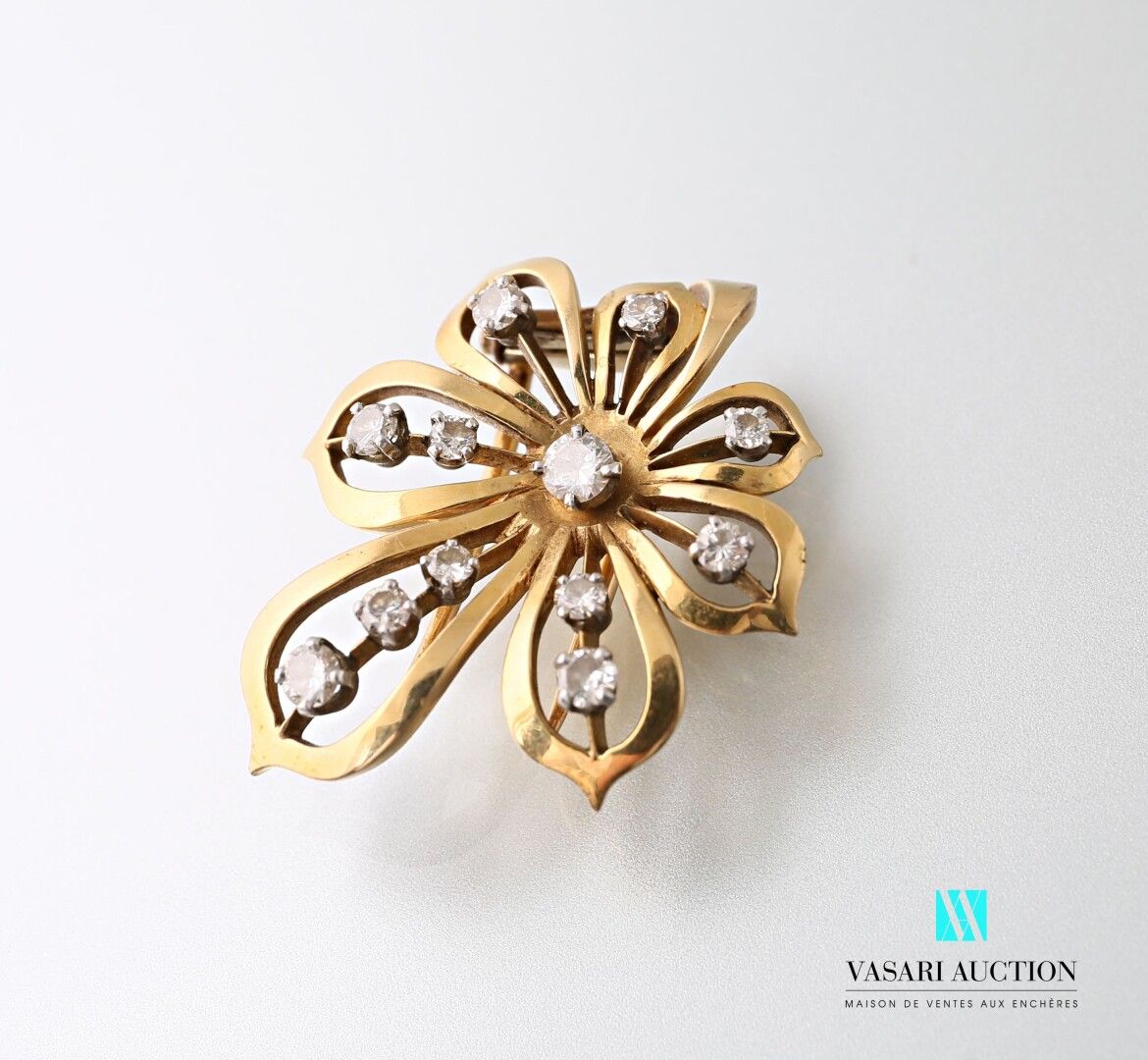Null Van Cleef and Arpels, spilla in oro giallo 750 millesimi a forma di fiore, &hellip;