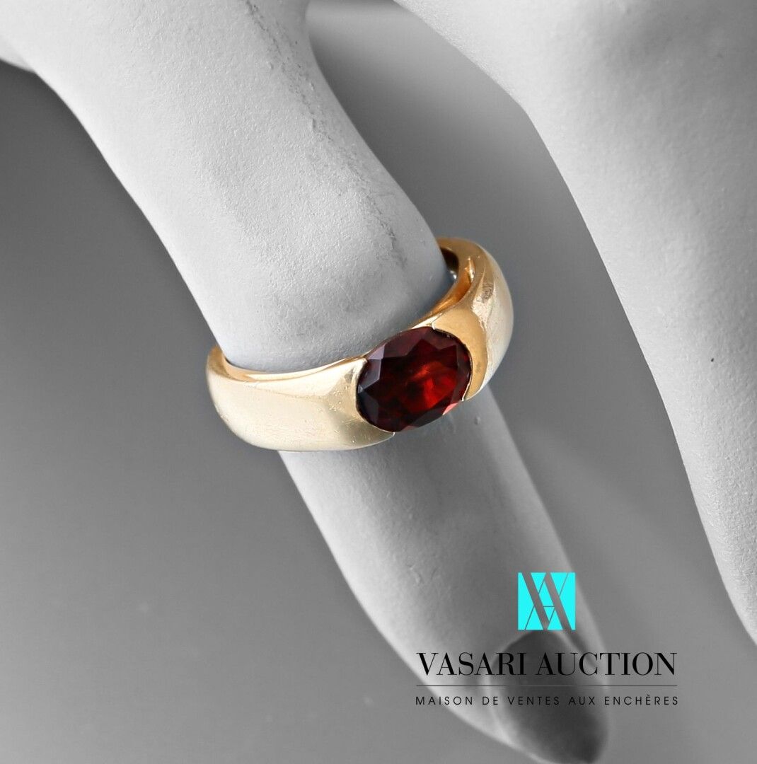 Null Poiray, yellow gold ring 750 thousandths set with an oval garnet, signed an&hellip;