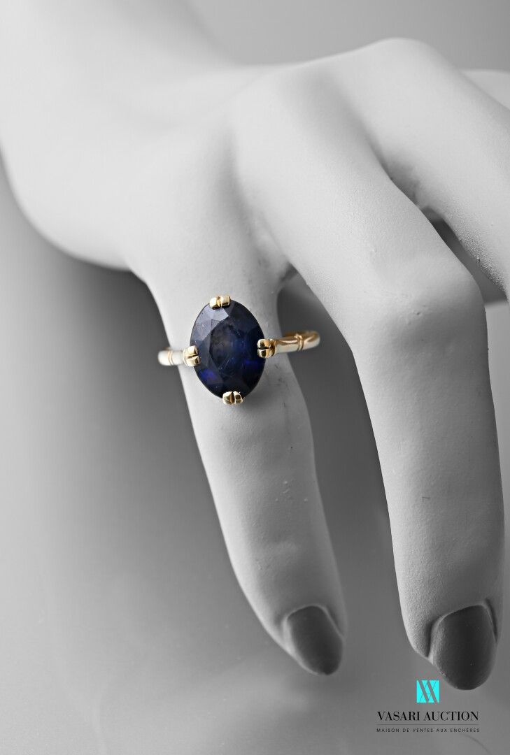 Null 千分之七十五黄金戒指，双爪镶嵌合成椭圆形蓝宝石

毛重：4.1克 - 指头大小：61

石灰岩
