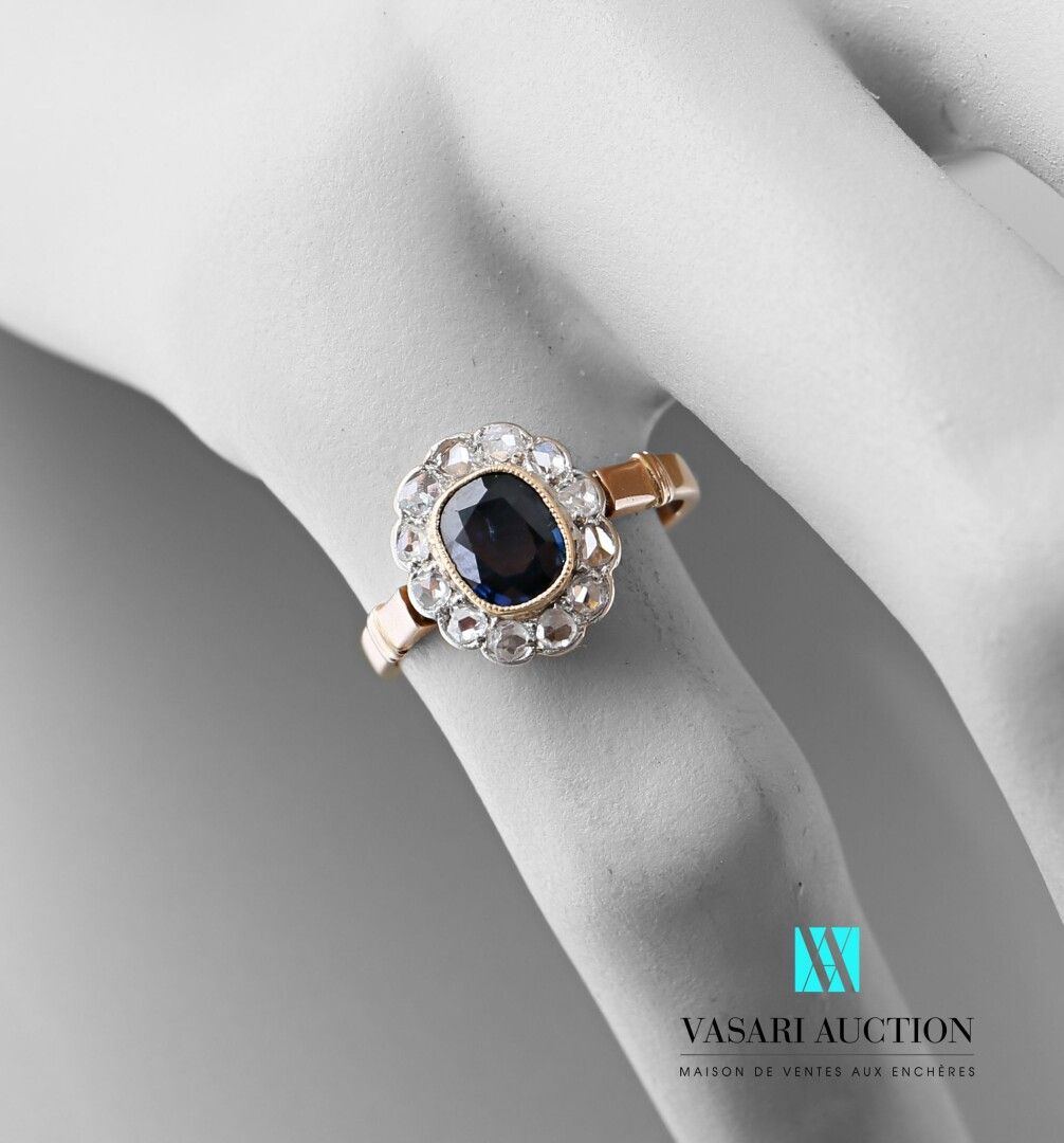 Null 750千分之一玫瑰金戒指，装饰有一颗约1.10克拉的椭圆形蓝宝石，周围有12颗粉色切割钻石。

毛重：2.9克 - 指头尺寸：51 两颗受损的钻石。