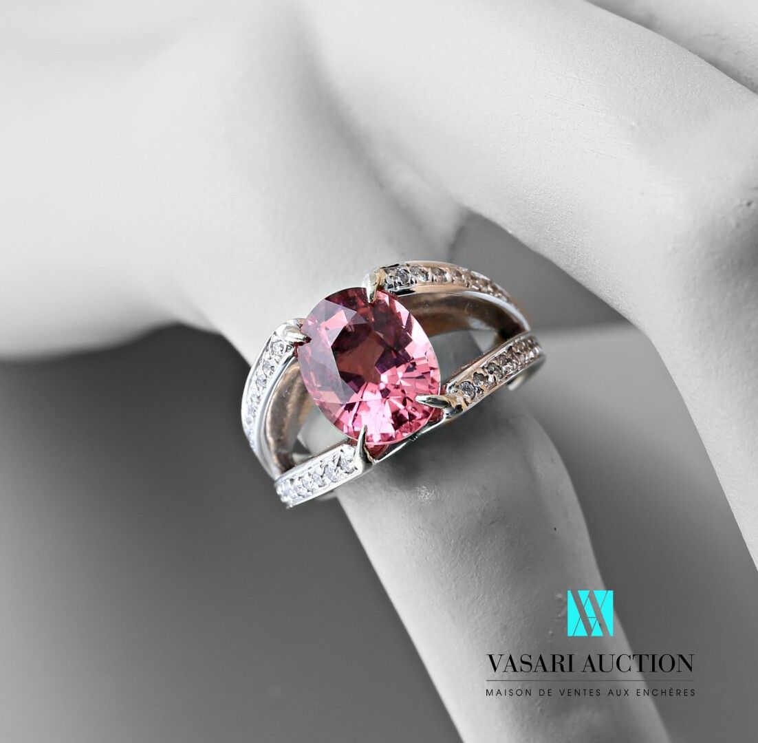 Null Ring aus 750er Gold, besetzt mit einem ovalen rosafarbenen Turmalin, der vo&hellip;