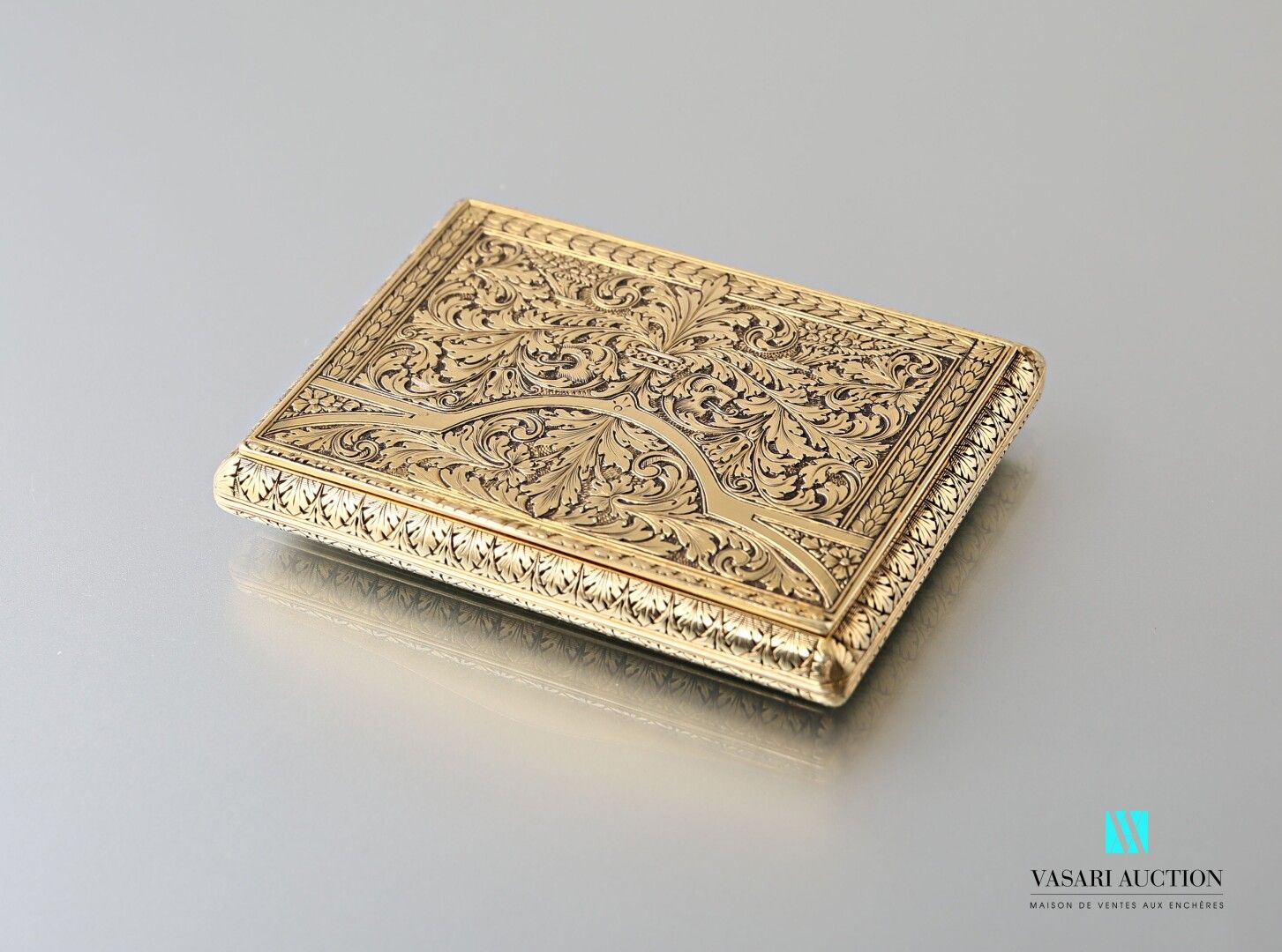 Null 黄金750千分之一鼻烟盒，带有丰富的叶子和刺桐叶的雕刻装饰，外国作品 十九世纪

重量：111.7克 尺寸：8 x 5.6 x 1.2厘米。