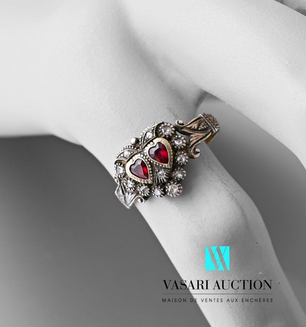 Null 银和金的戒指，戒指上刻有花的图案，心形的中心镶嵌着两颗红宝石和小的玫瑰切割钻石 19世纪

毛重：3.1克 手指大小：54。