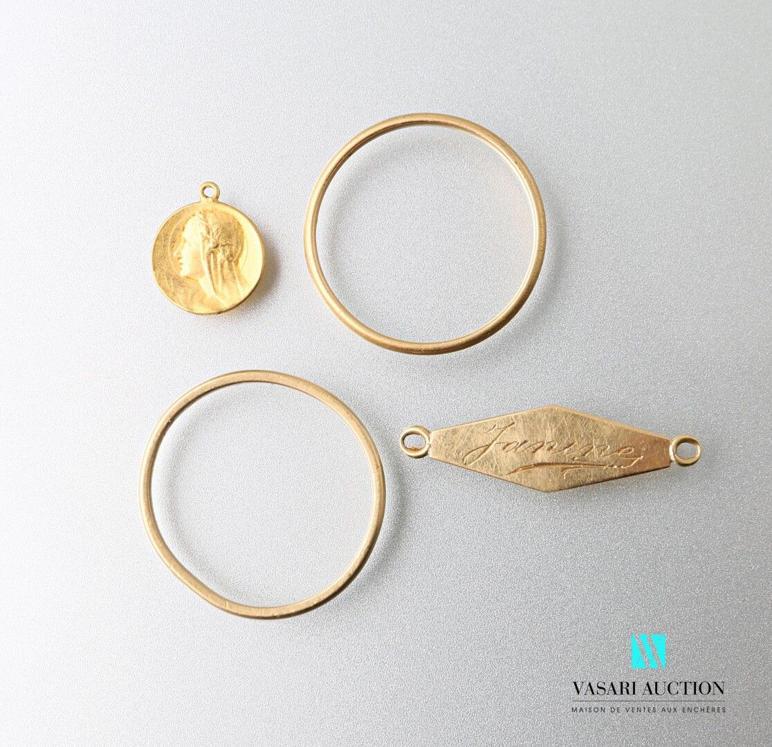 Null Lote de oro compuesto por un medallón que representa el perfil de la Virgen&hellip;