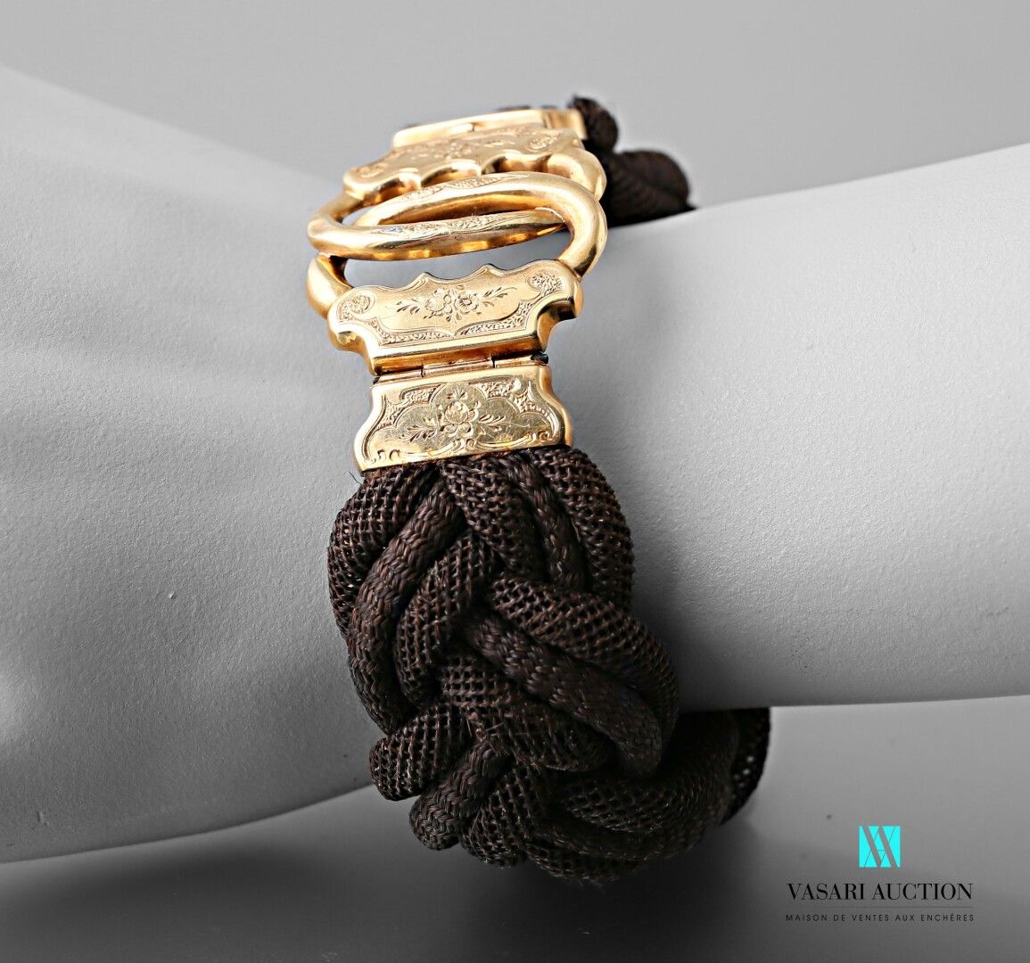 Null Bracelet in braided hair, clasp in yellow gold 750 thousandths with chased &hellip;