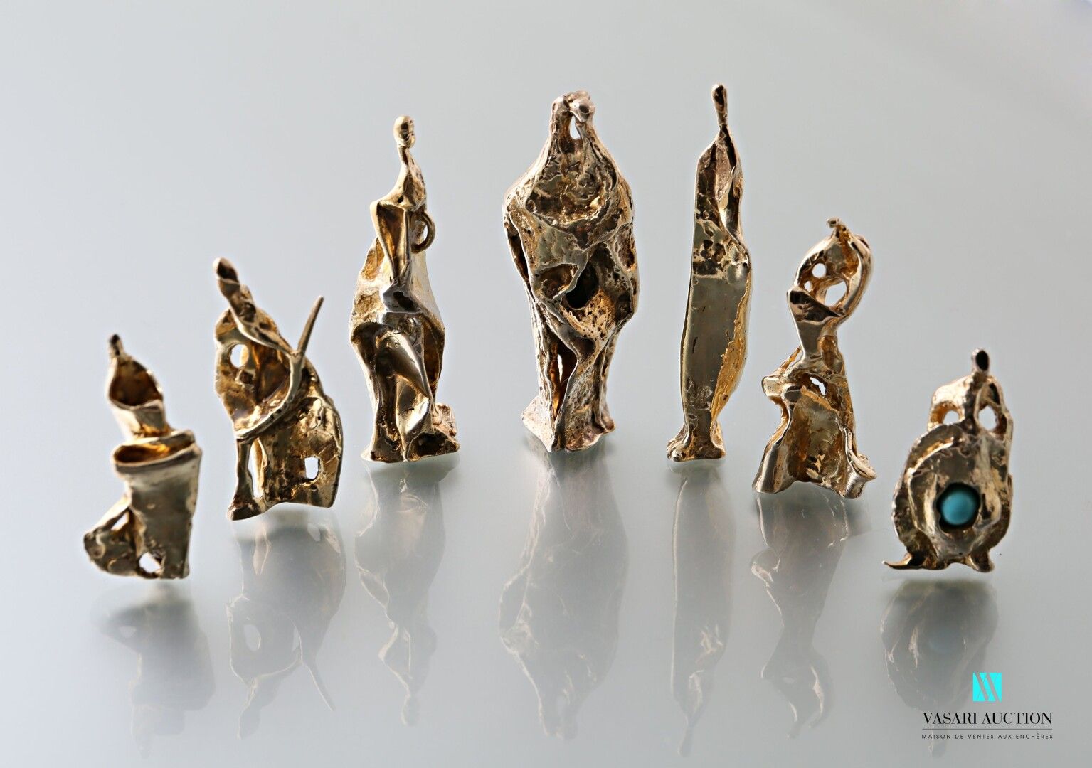 Null 卡尔卡-勒内（1925-1933）。

七件套鎏金银吊坠，表现反人类的形式，其中一件饰有绿松石珠子。

有签名和编号的20/50

毛重：239.38&hellip;
